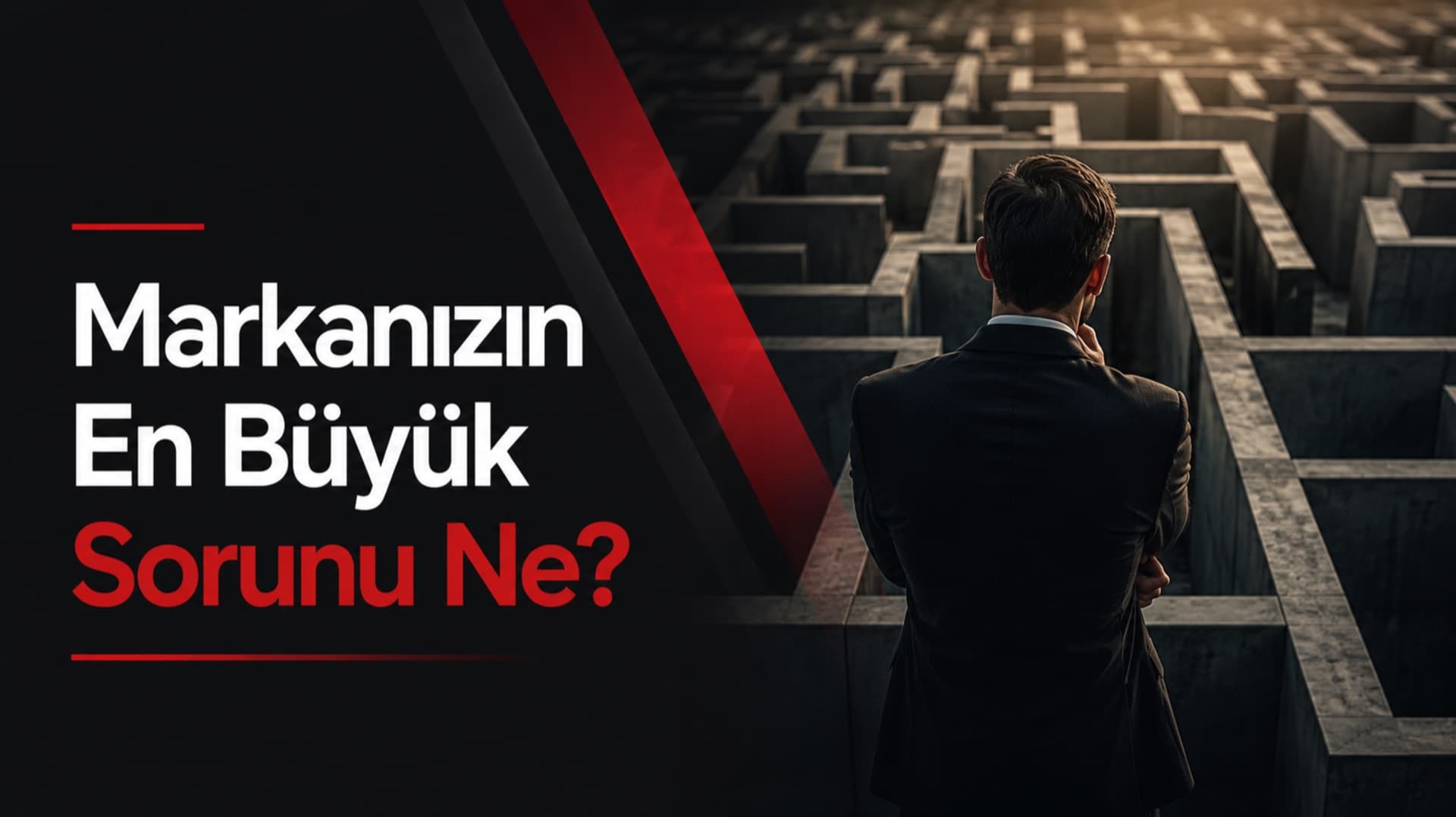 Labirentin içinde duran ve yönünü arayan takım elbiseli bir kişi